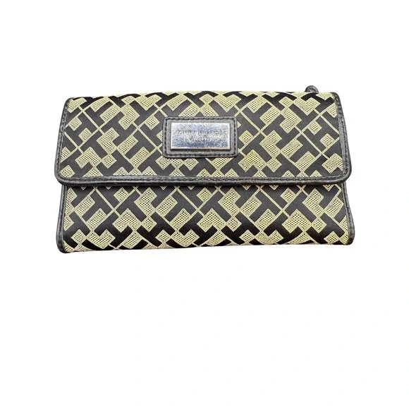 Tommy Hilfiger Women's Wallet Clutch Signature Monogram Black Beige Snap Closure - Picture 1 of 11